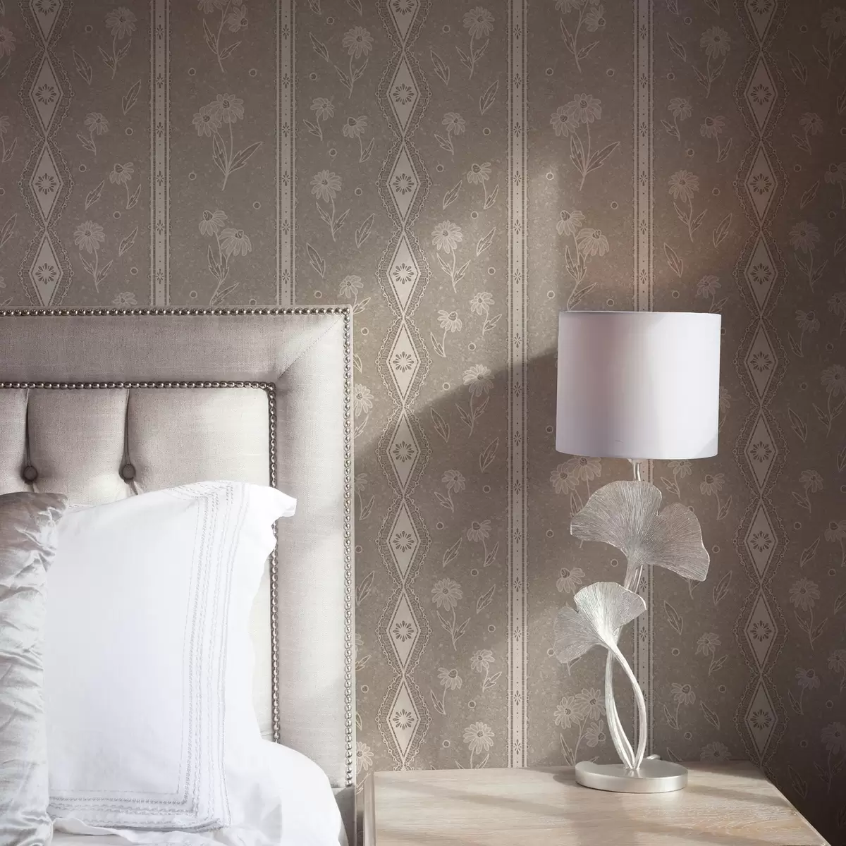Tapete Streifen mit Gänseblümchen und Spitze auf grau-beigem Hintergrund a00295