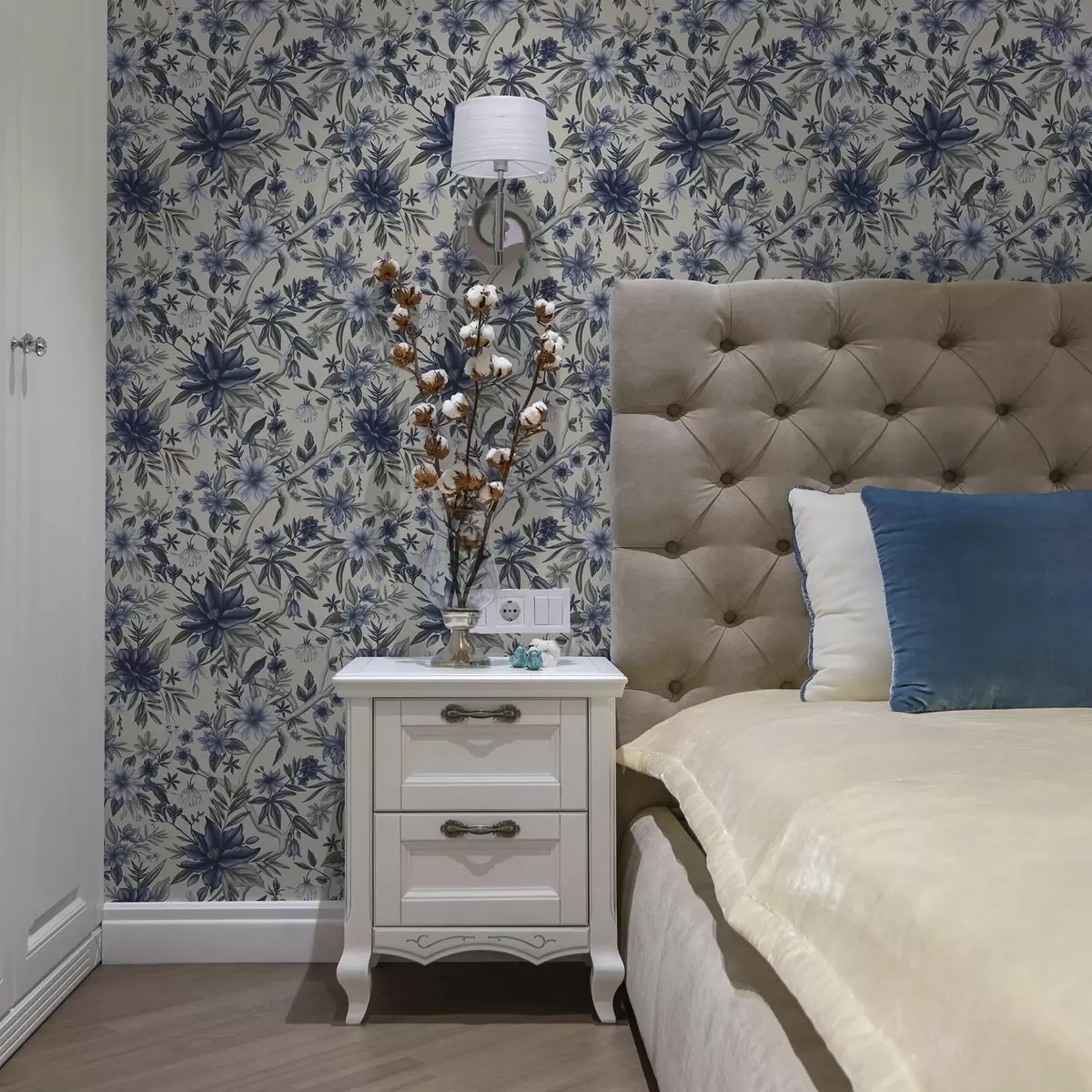 Tapete Blaue und graue Blumen auf einem hellen Hintergrund a00304