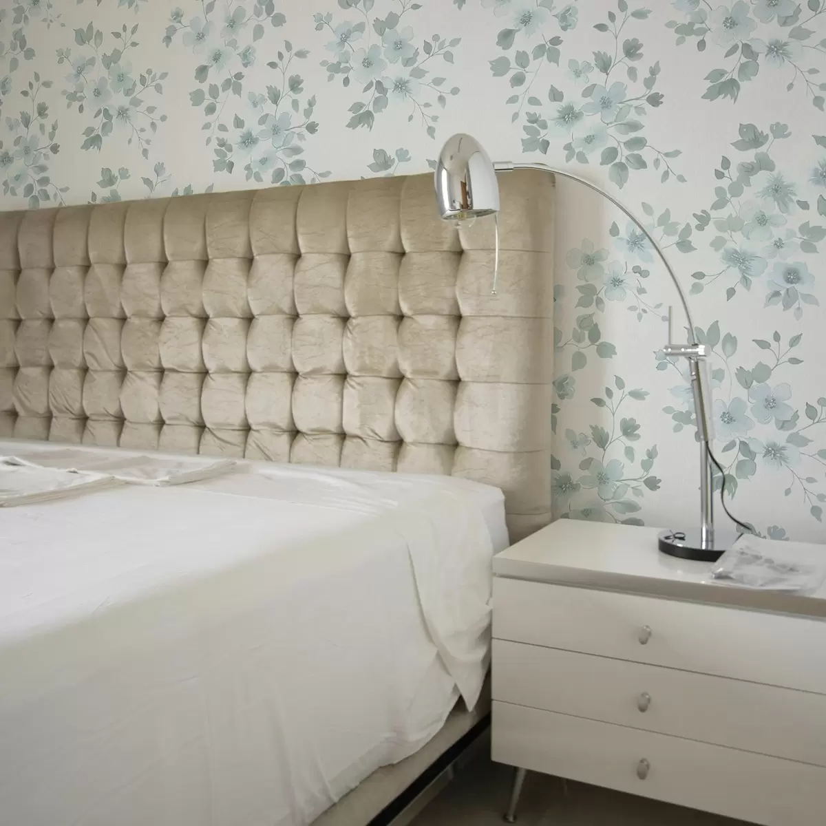 Tapete Blassblaue Blumen auf weißem Hintergrund, Aquarellstil a00364