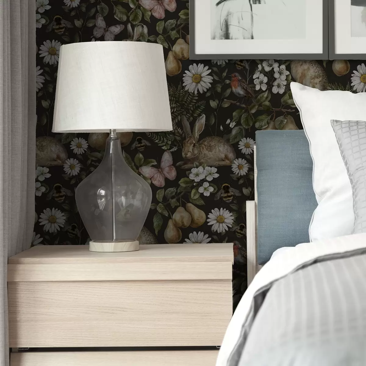 Tapete Realistische Kaninchen, Birnen, Blumen und Insekten auf einem dunklen Hintergrund a00401