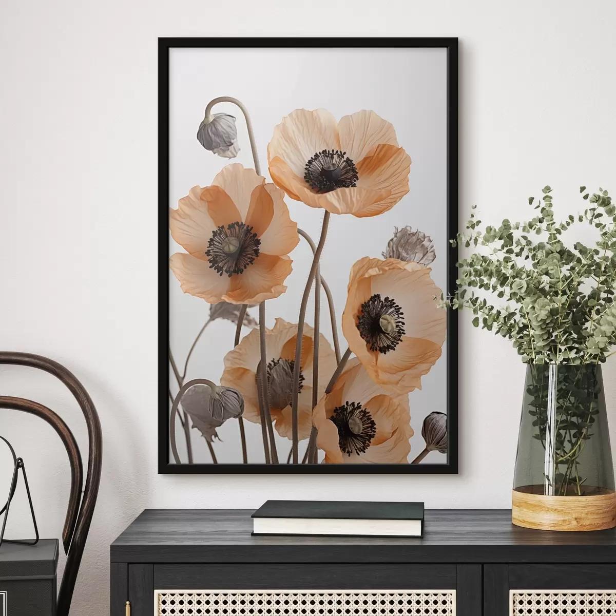 Poster Orangefarbene Mohnblumen, getrocknete Blumen vor einem hellen Hintergrund, weiche Beleuchtung, zarte Blütenblätter, Blumenarrangement f45167