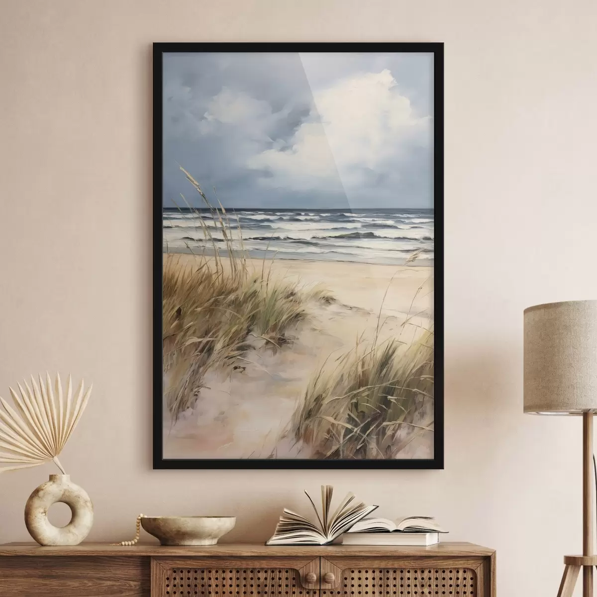 Poster Ein Sandstrand mit hohem Gras im Vordergrund, das Meer mit Wellen und ein bewölkter Himmel im Hintergrund f45173