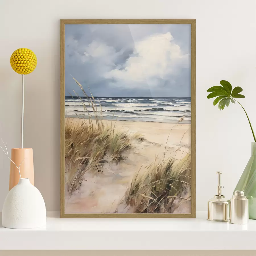 Fototapete Ein Sandstrand mit hohem Gras im Vordergrund, das Meer mit Wellen und ein bewölkter Himmel im Hintergrund f45173