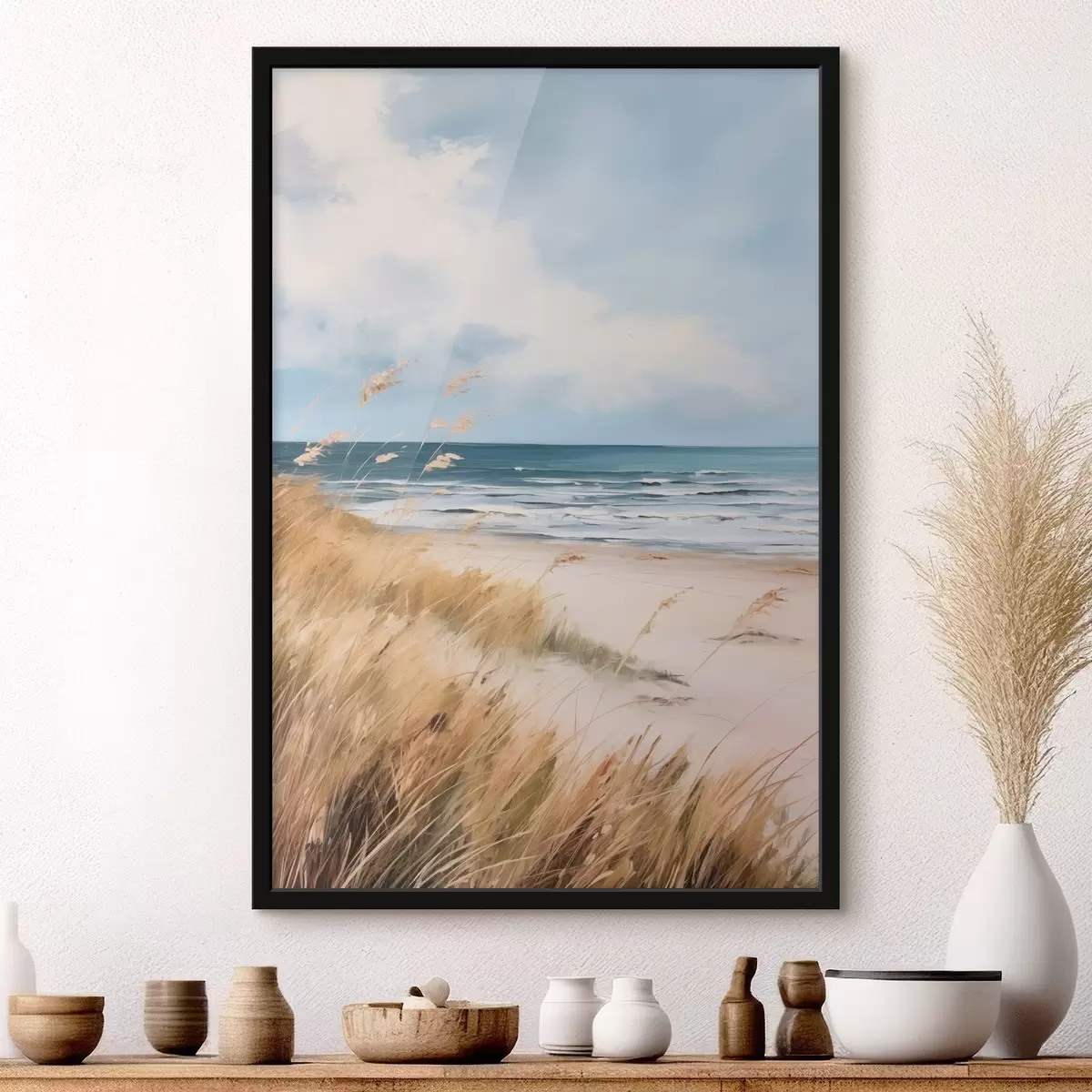 Poster Ein Sandstrand mit hohem Gras im Vordergrund, das Meer mit Wellen und ein bewölkter Himmel im Hintergrund f45174