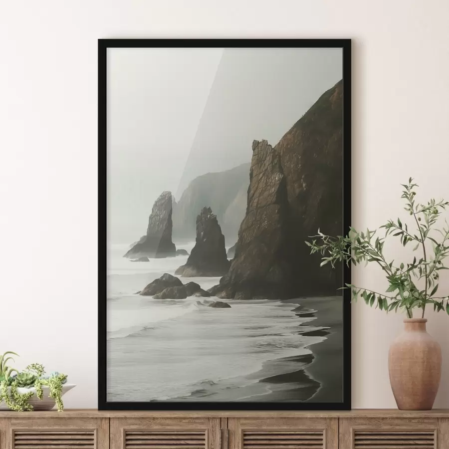 Fototapete Felsige Klippen und Meeresküste, Wellen, die an das Ufer schlagen, Landschaft mit stimmungsvoller Atmosphäre, erdige Töne f45193