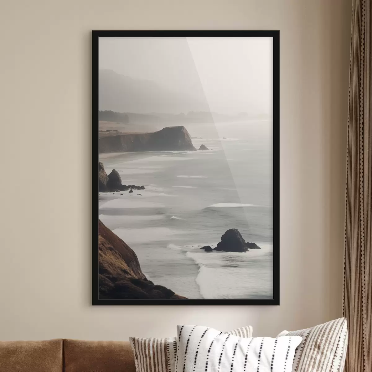 Poster Felsige Klippen und Meeresküste, Wellen, die an das Ufer schlagen, Landschaft mit stimmungsvoller Atmosphäre, erdige Töne f45194