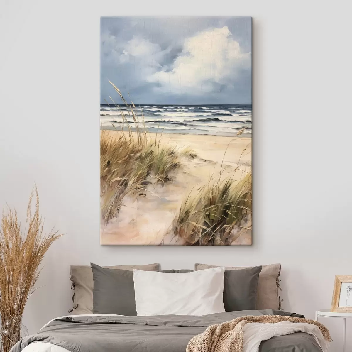 Wandbilder Ein Sandstrand mit hohem Gras im Vordergrund, das Meer mit Wellen und ein bewölkter Himmel im Hintergrund s45173