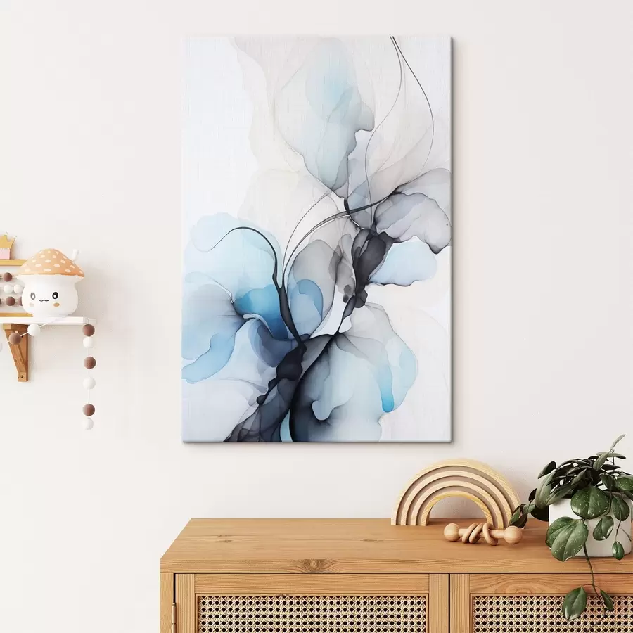 Wandbilder Abstrakte Komposition mit fließenden Linien und durchscheinenden Blütenblättern in blauen, weißen und beigen Farbtönen, Alkoholtintenimitation s45177