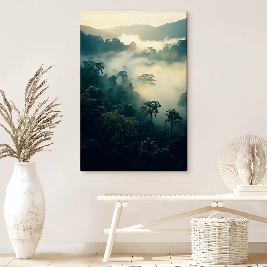 Wandbilder Tropischer Regenwald mit üppig grünen Bäumen und einer dicken Nebelschicht, die eine stimmungsvolle Umgebung schafft s45190