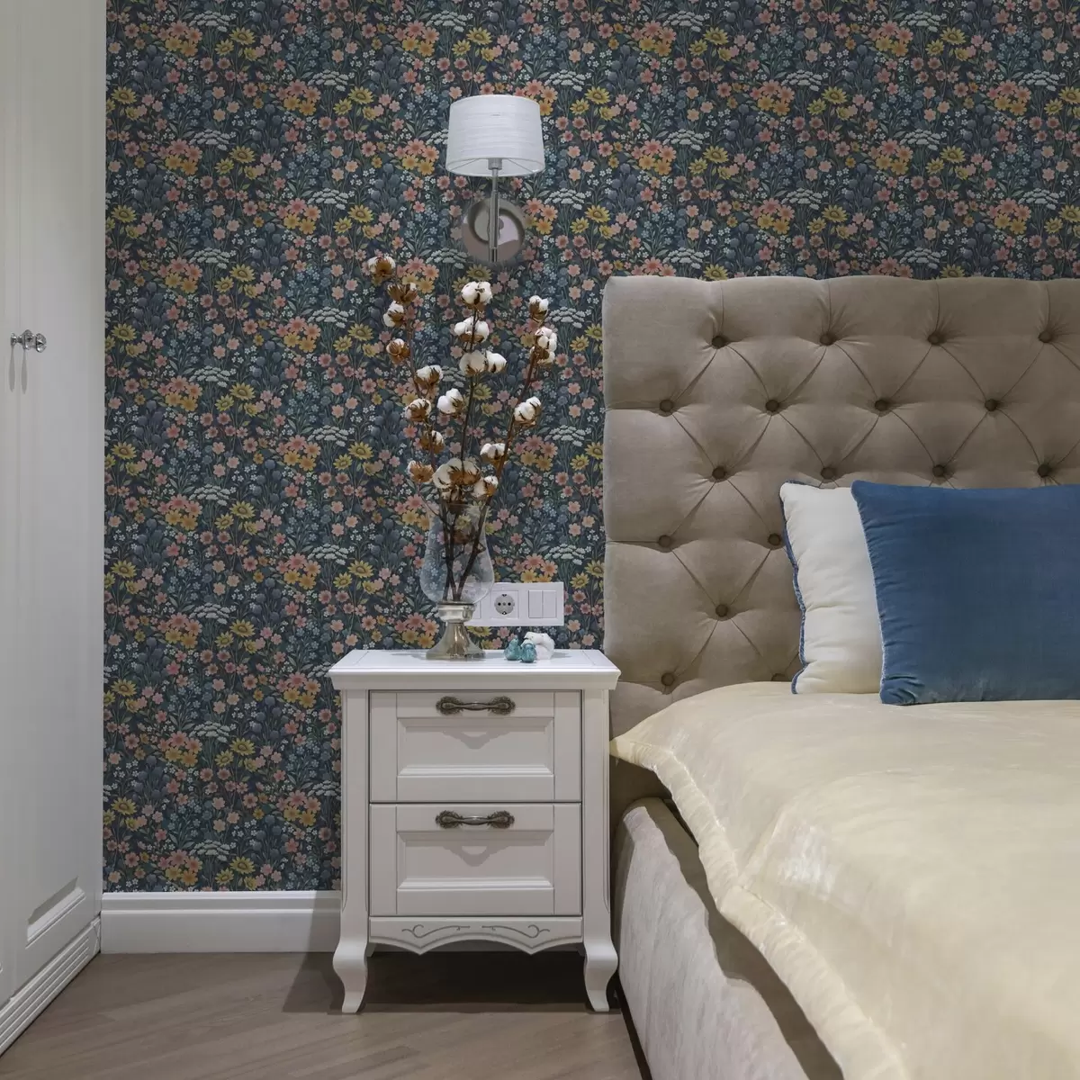 Tapete Bunte Aquarellwiese Blumen auf marineblau a00381