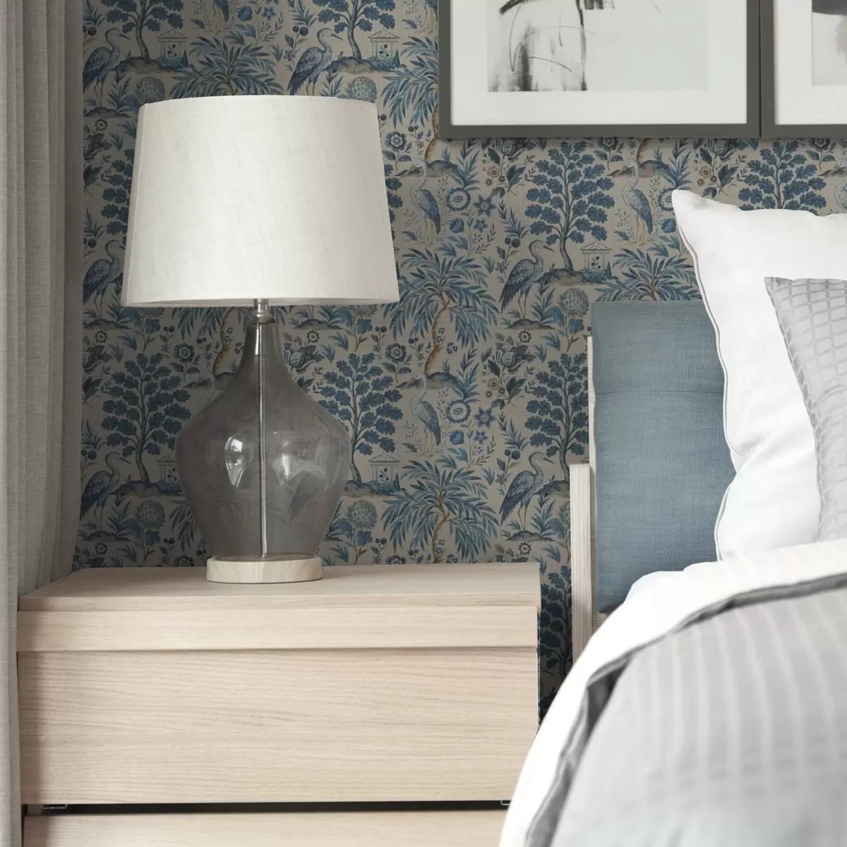 Tapete Toile de Jouy-Stil mit blauen Vögeln und tropischen Bäumen a00382