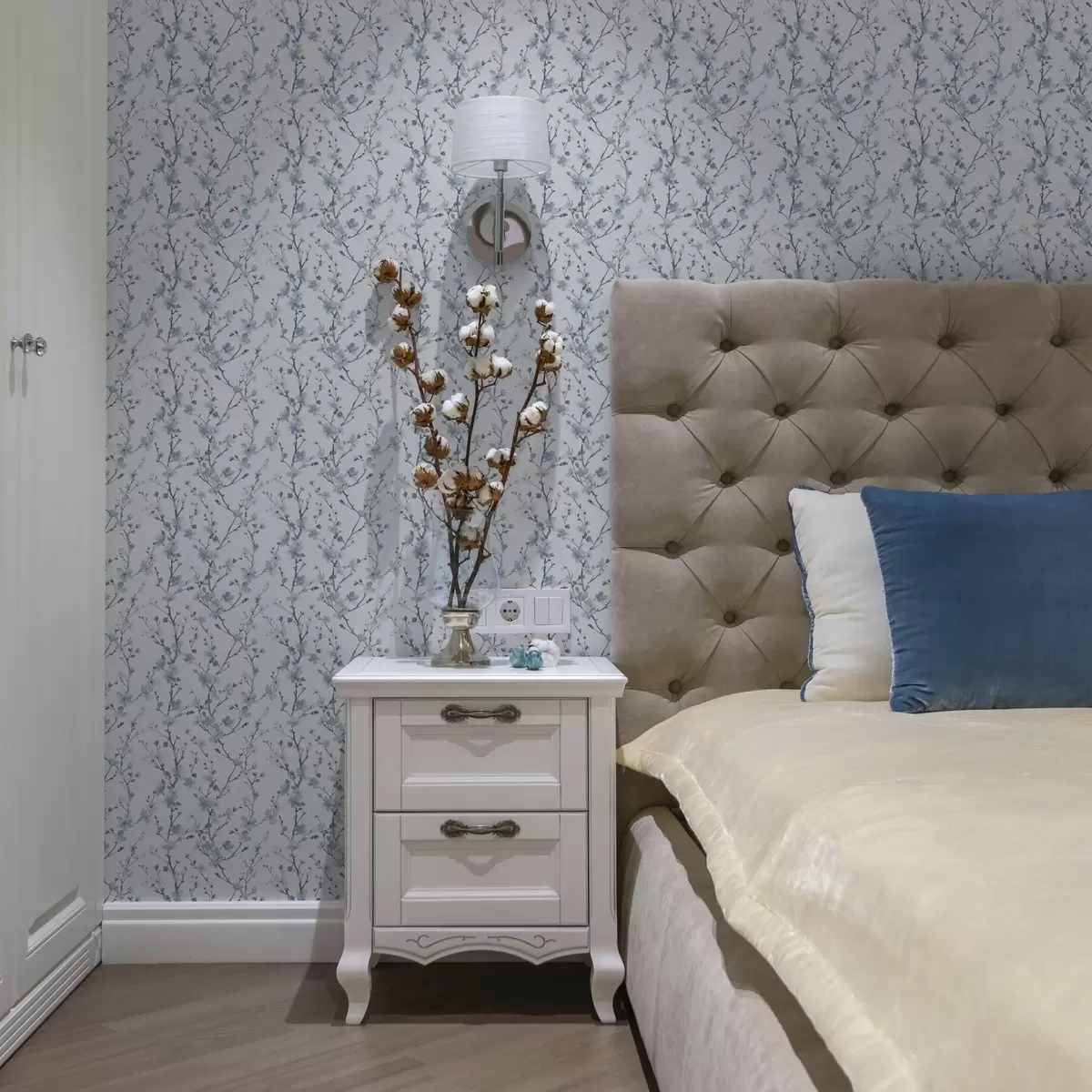 Tapete Blaue Kirschblüten auf weißem Hintergrund mit weichem Kontrast a00399