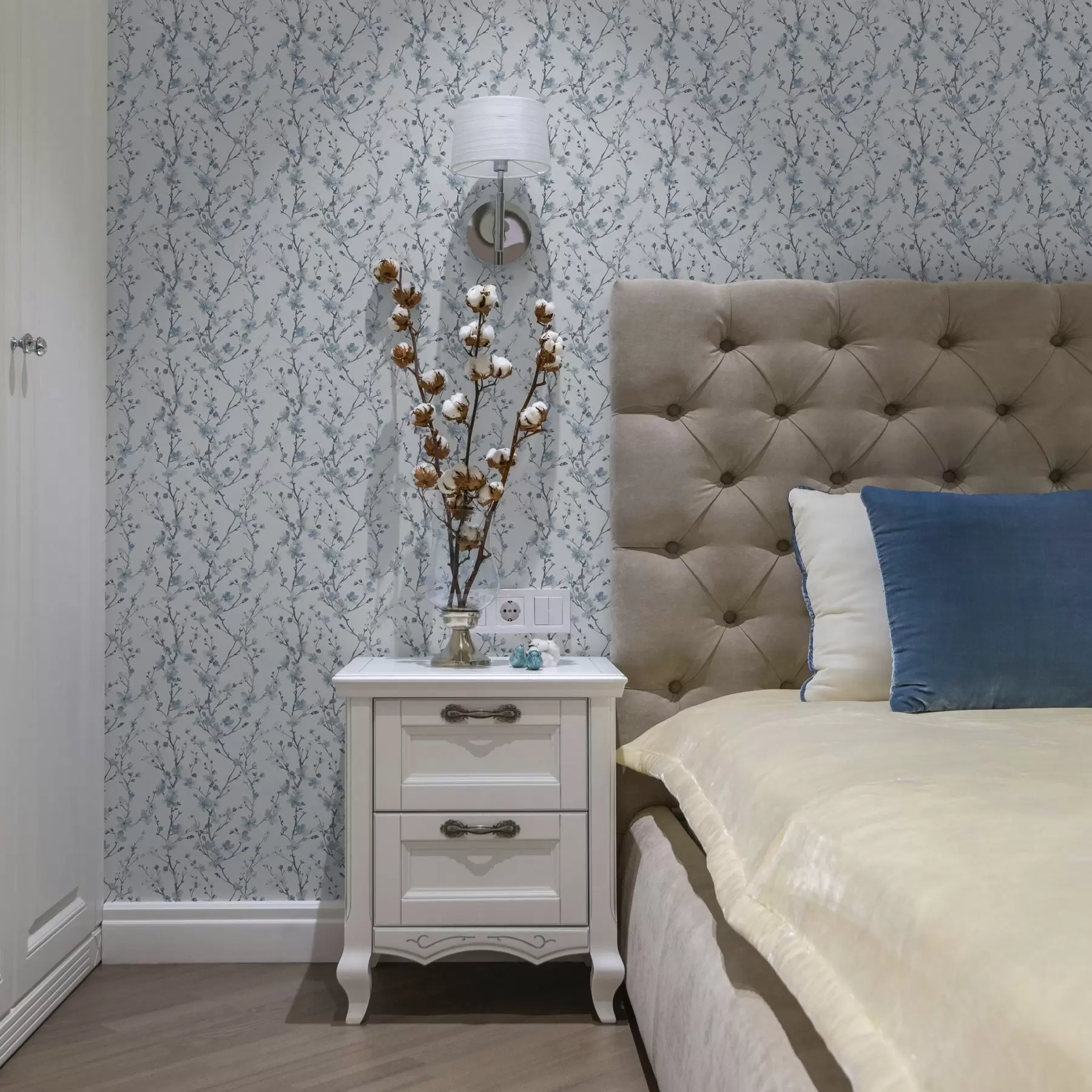 Fototapete Blaue Kirschblüten auf weißem Hintergrund mit weichem Kontrast a00399