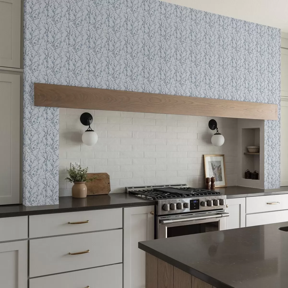 Tapete Blaue Kirschblüten auf weißem Hintergrund mit weichem Kontrast a00399