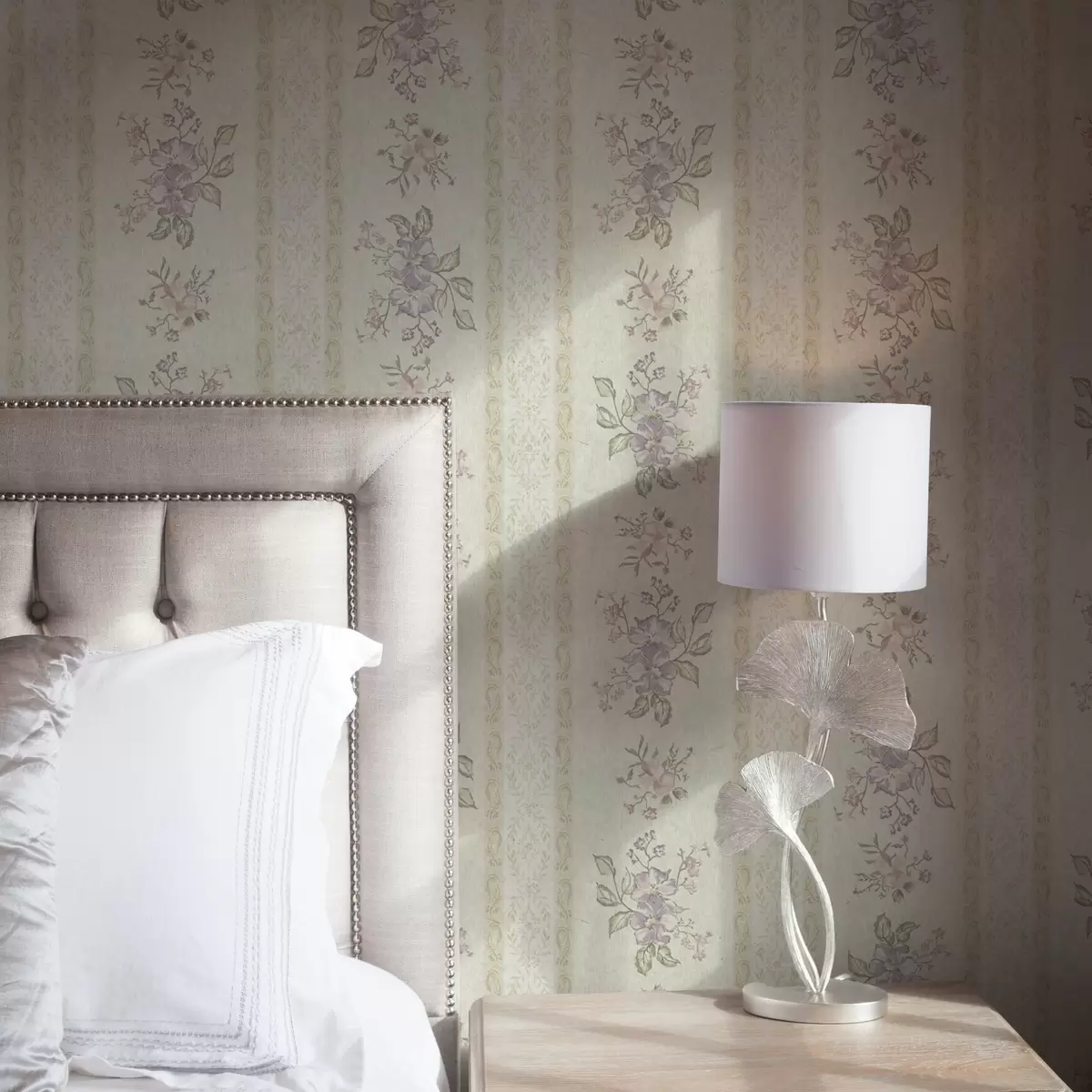 Tapete Vintage Blumen auf einem gestreiften Hintergrund mit Ornament a00440