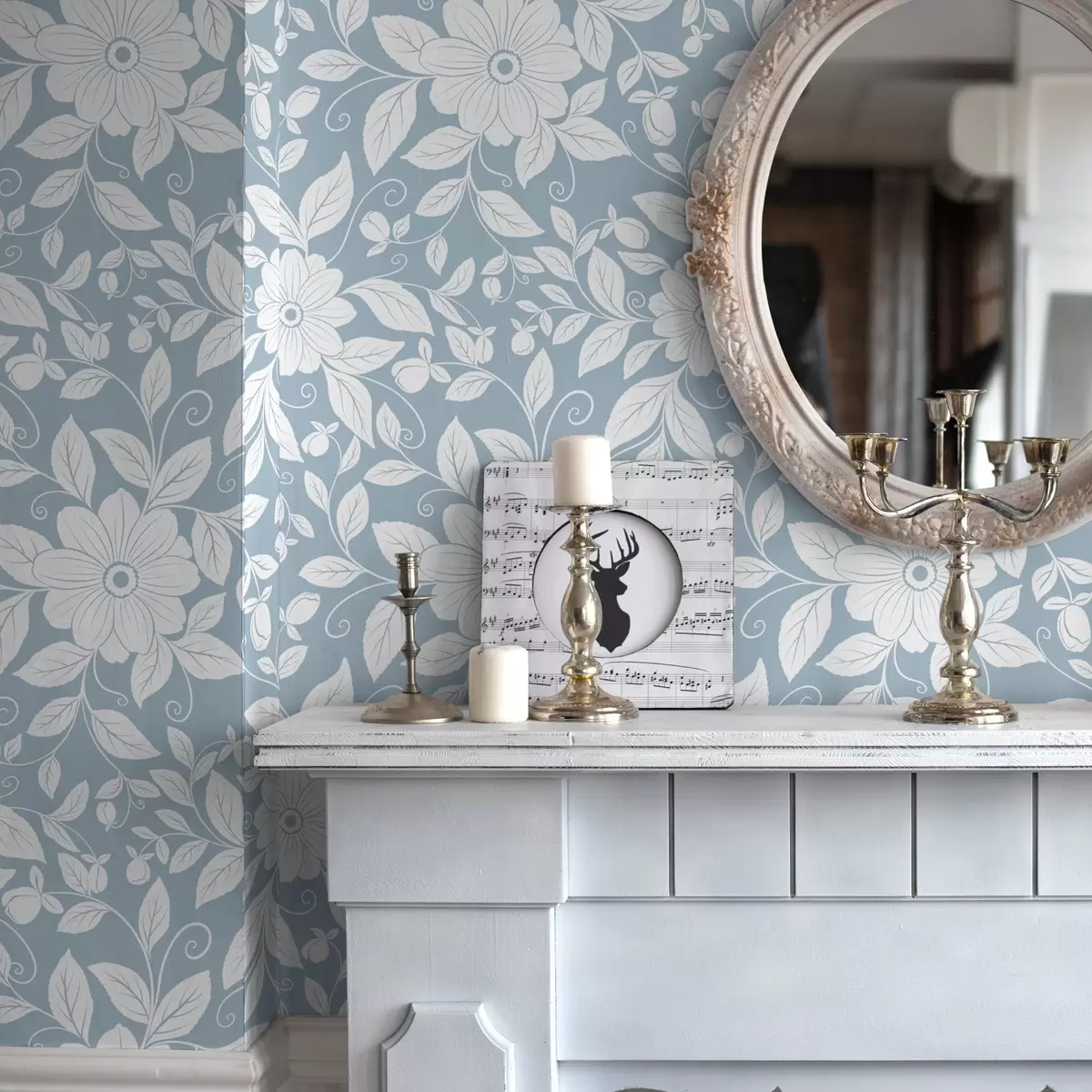 Tapete Weiße Blumenkontur auf pastellblauem Hintergrund a00452