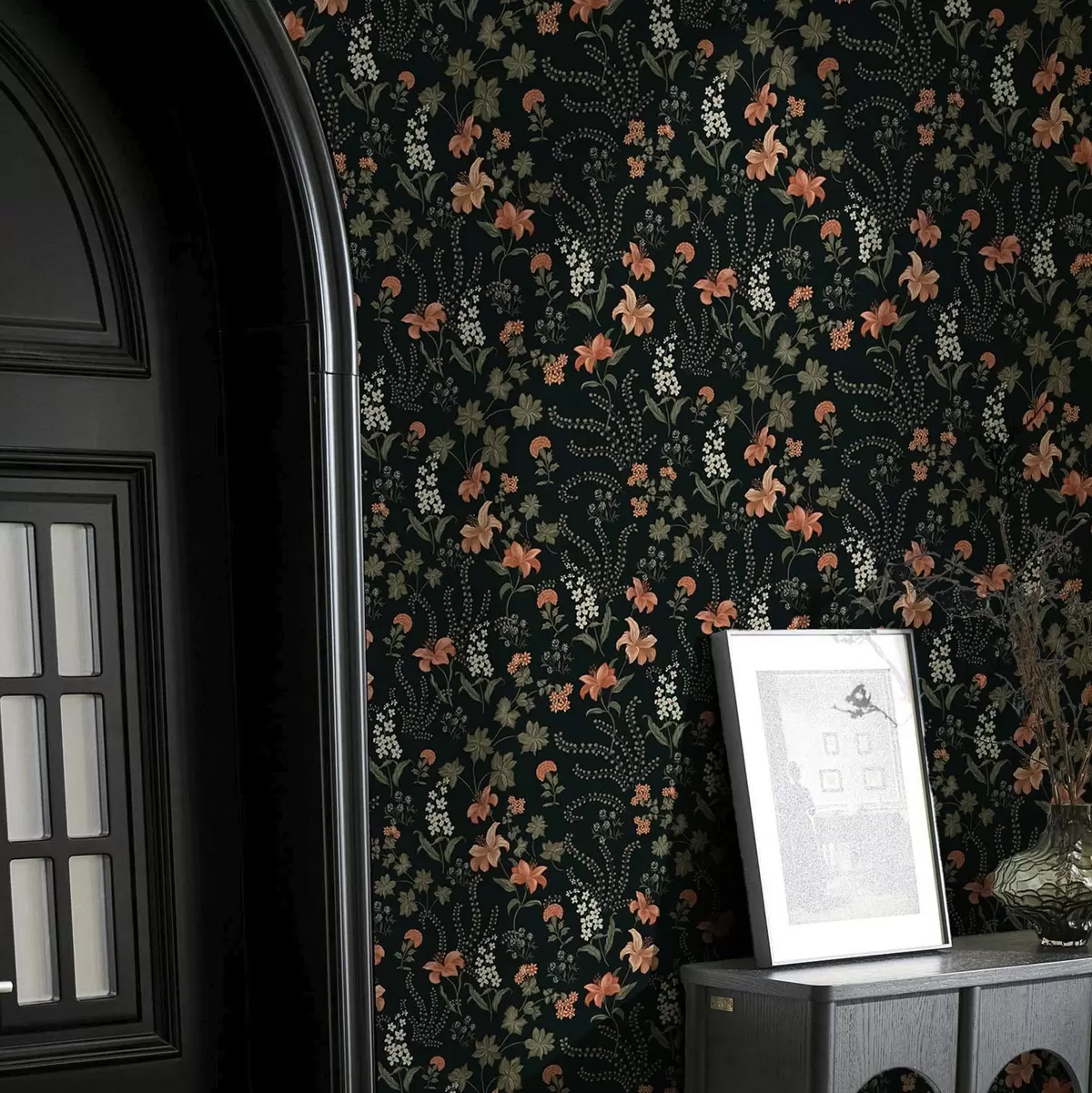 Tapete Orangefarbene Lilien und kleine Blumen auf schwarzem Hintergrund a00463