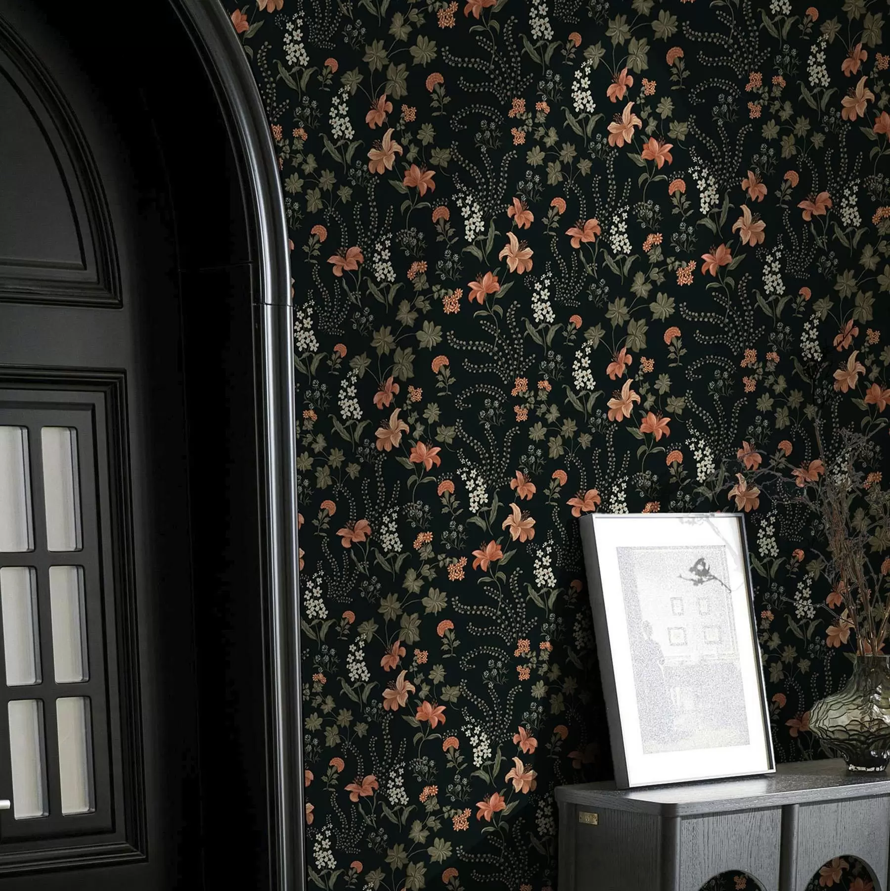 Fototapete Orangefarbene Lilien und kleine Blumen auf schwarzem Hintergrund a00463