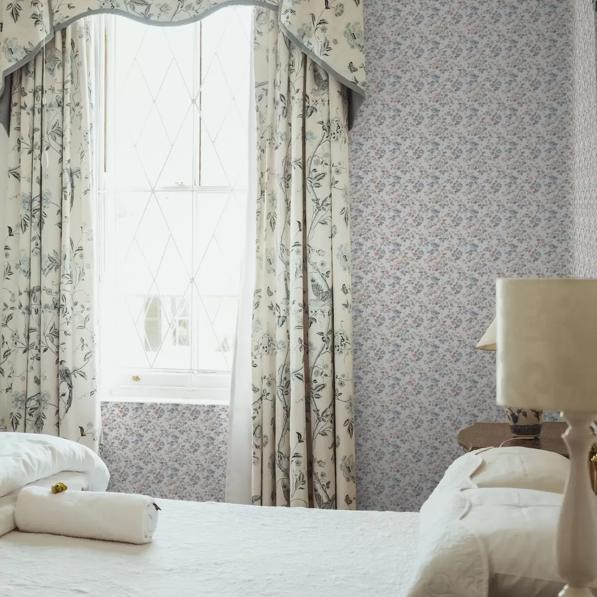 Tapete Kleines florales Ornament in Blau- und Korallentönen a00347