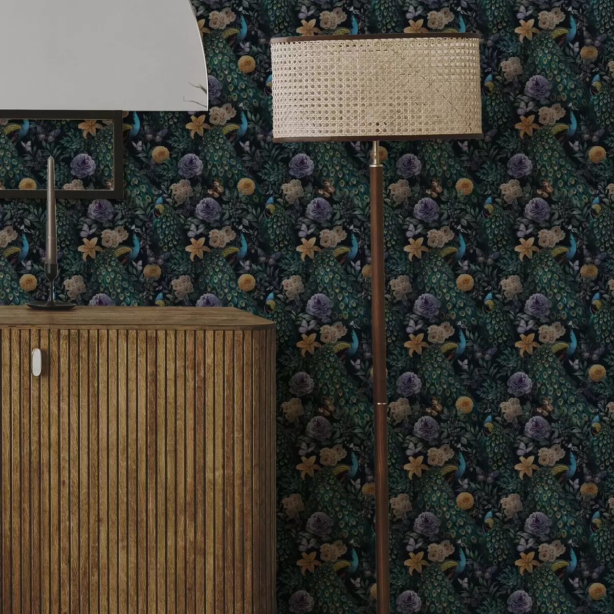 Tapete Pfaue zwischen dunklen Blumen und Schmetterlingen a00348