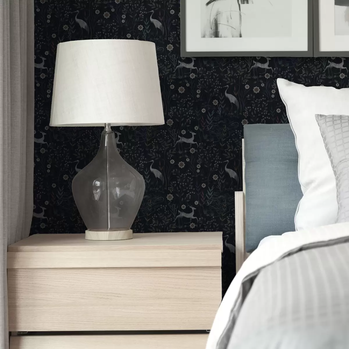 Tapete Dunkler Hintergrund mit weißen Vögeln und Hirschen a00363