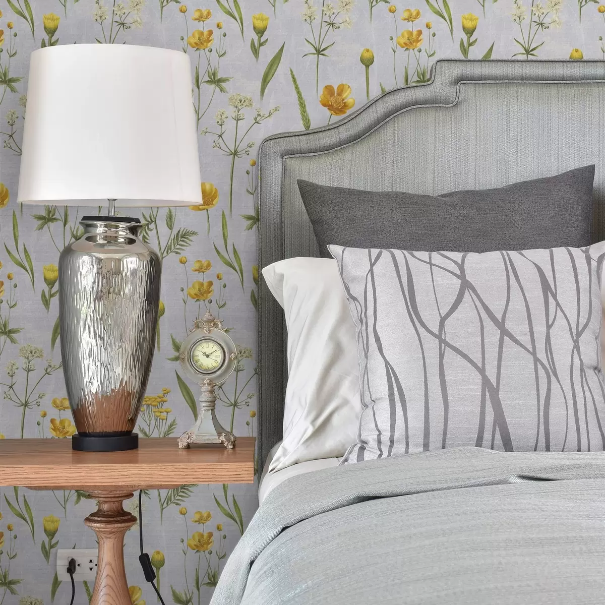 Tapete Gelbe Blumen und Grünzeug auf einem hellgrauen Hintergrund a00472