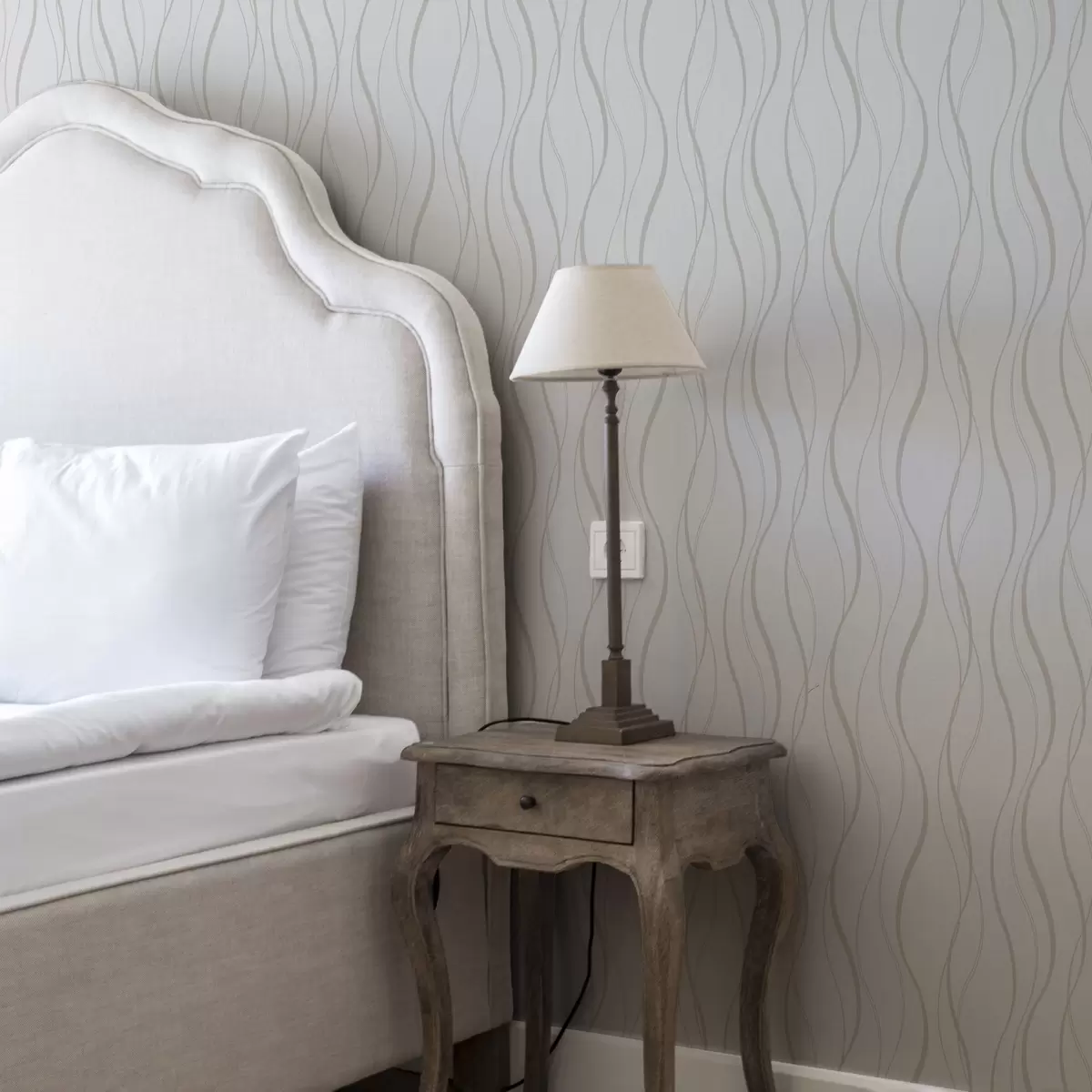 Tapete Abstrakte wellenförmige beige Linien auf weißem Hintergrund a00480