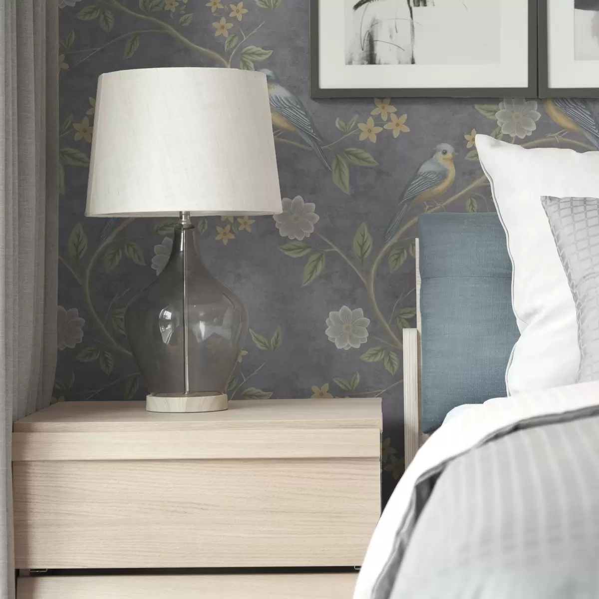 Tapete Vögel auf Zweigen zwischen Blumen auf einem grauen Hintergrund a00483