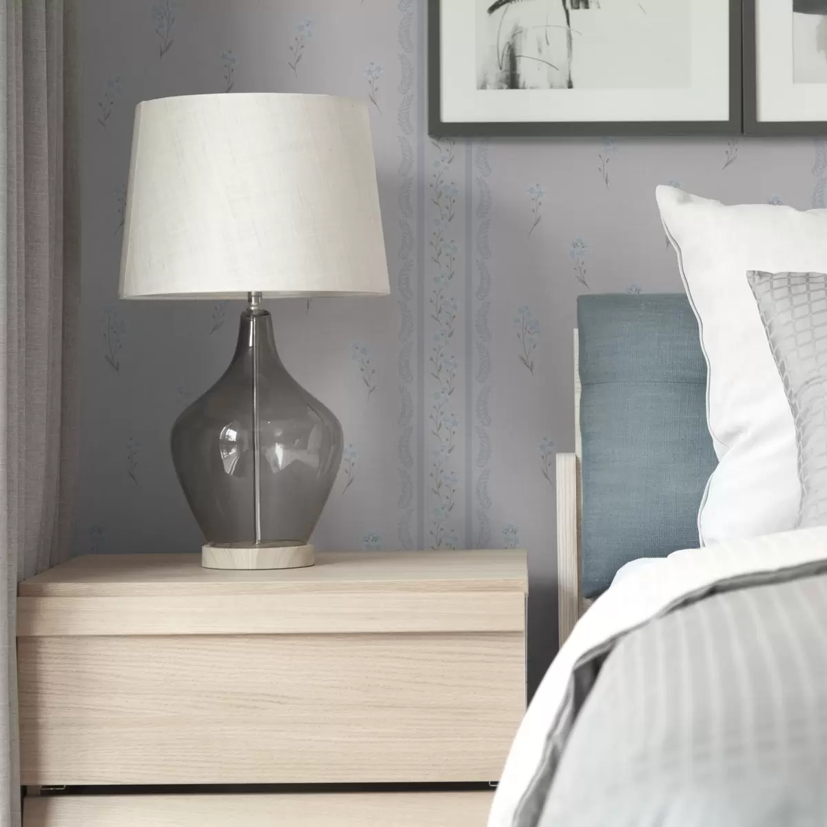 Tapete Weißer Hintergrund mit blauen Blumen und Zierstreifen a00484v1