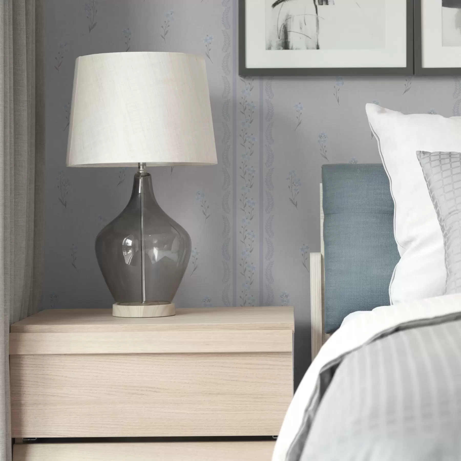 Fototapete Weißer Hintergrund mit blauen Blumen und Zierstreifen a00484v1