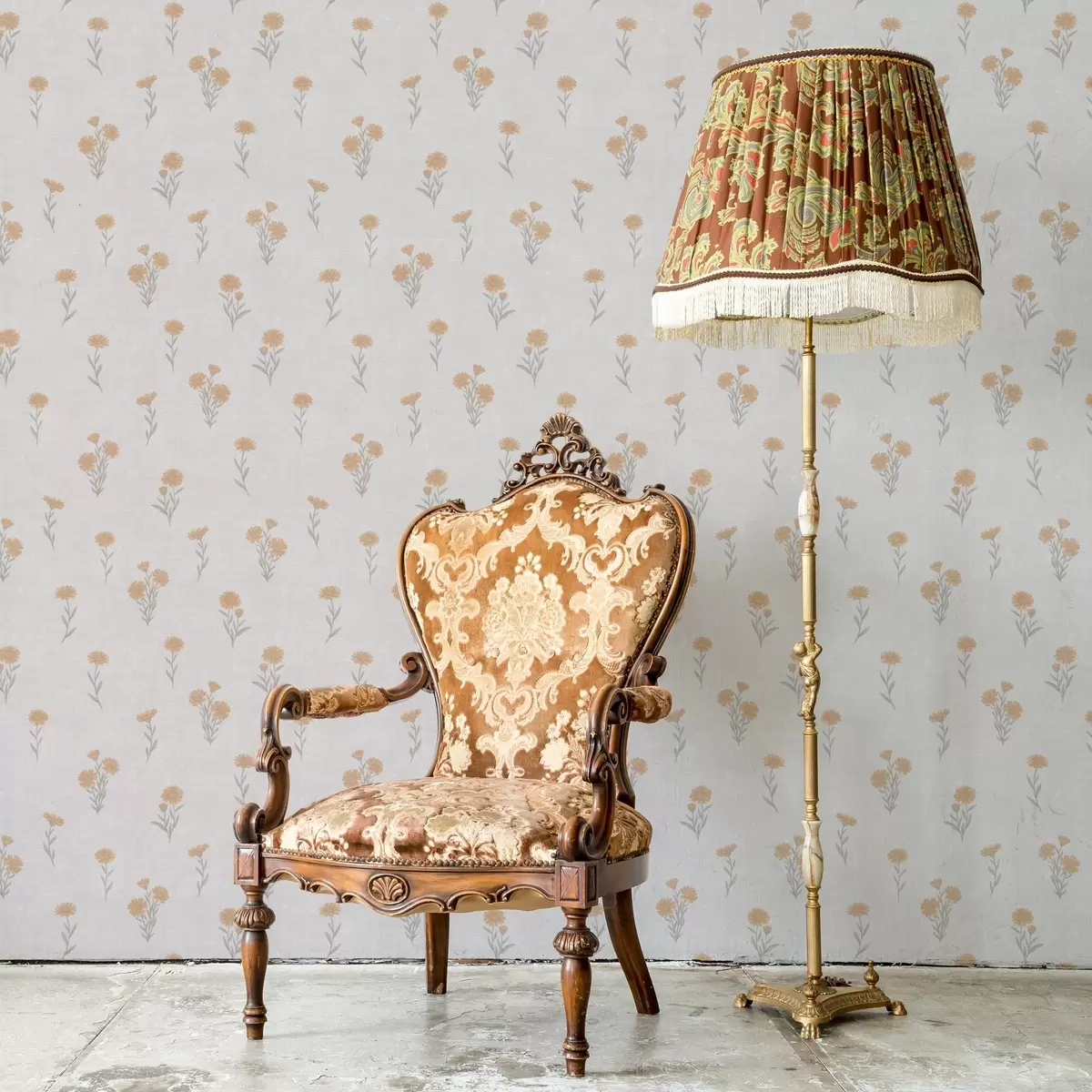 Tapete Kleine orangefarbene Blumen auf einem hellgrauen Hintergrund a00486