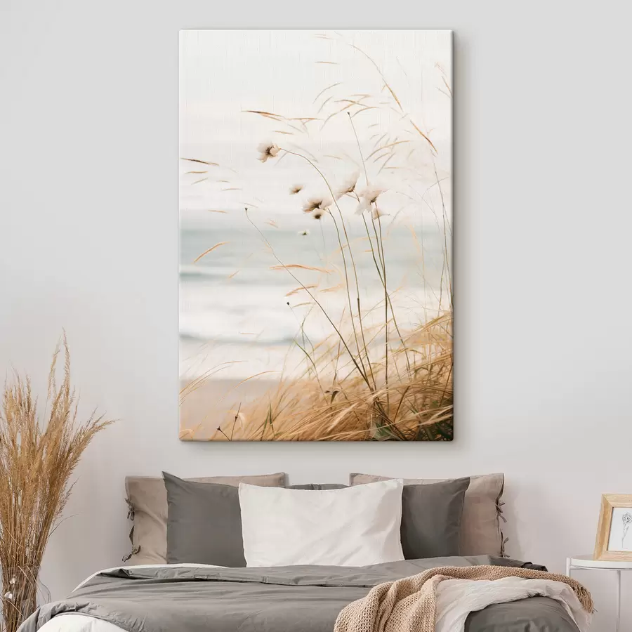 Wandbilder Etwas Baumwollgras und anderes trockenes Gras vor einem verschwommenen Meer, weiche und gedämpfte Farbpalette s45562