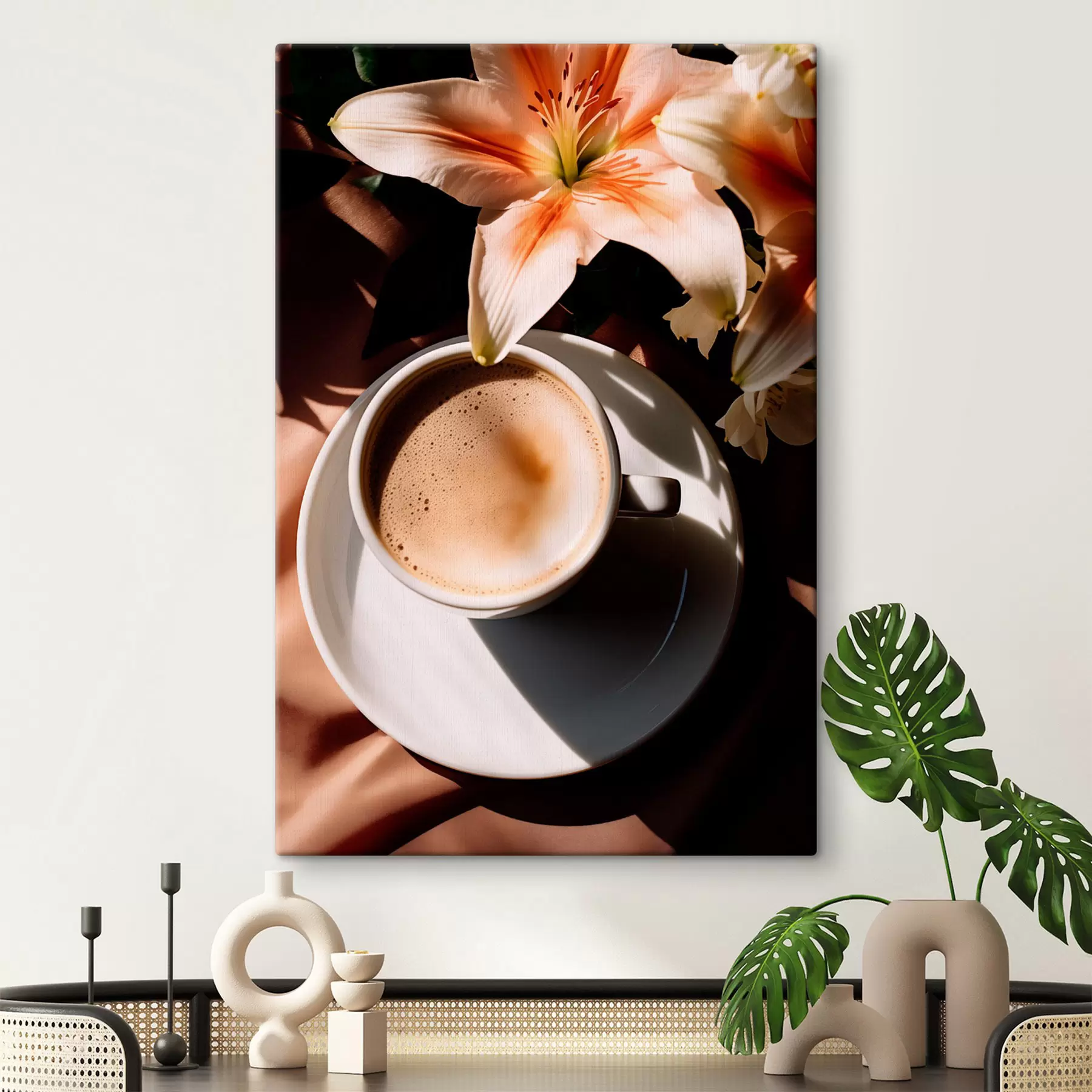 Wandbilder Eine Tasse Kaffee mit Schaum auf einem weißen Teller, einige Blumen im Hintergrund, mit Sonnenlicht s45569