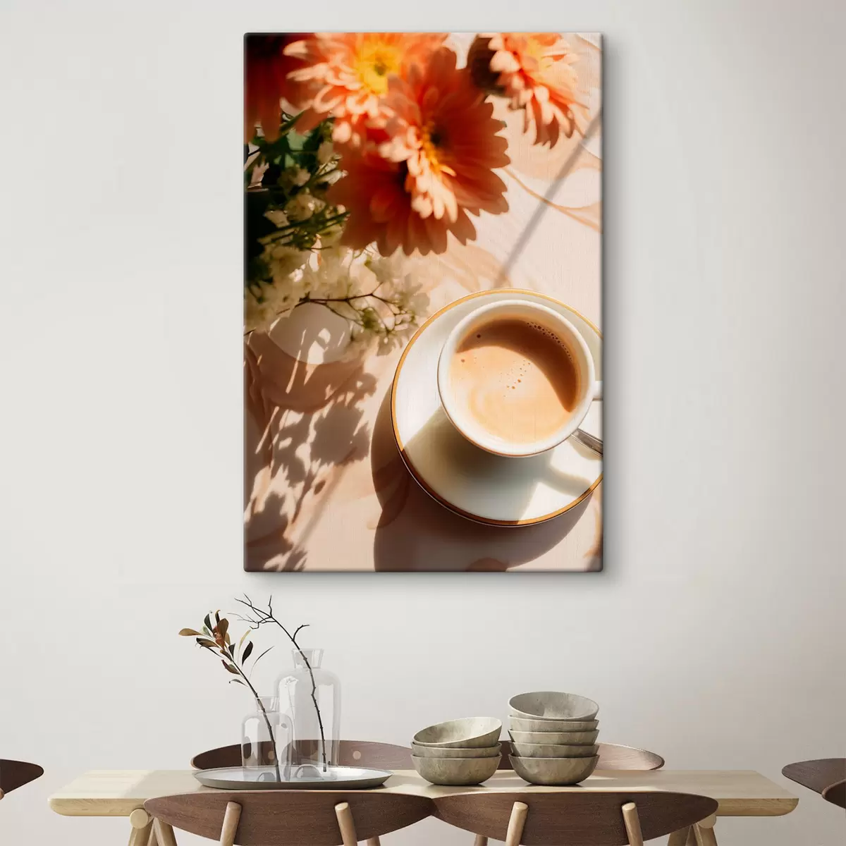 Wandbilder Eine Tasse Kaffee mit Schaum auf einem weißen Teller, einige Blumen im Hintergrund, mit Sonnenlicht s45570