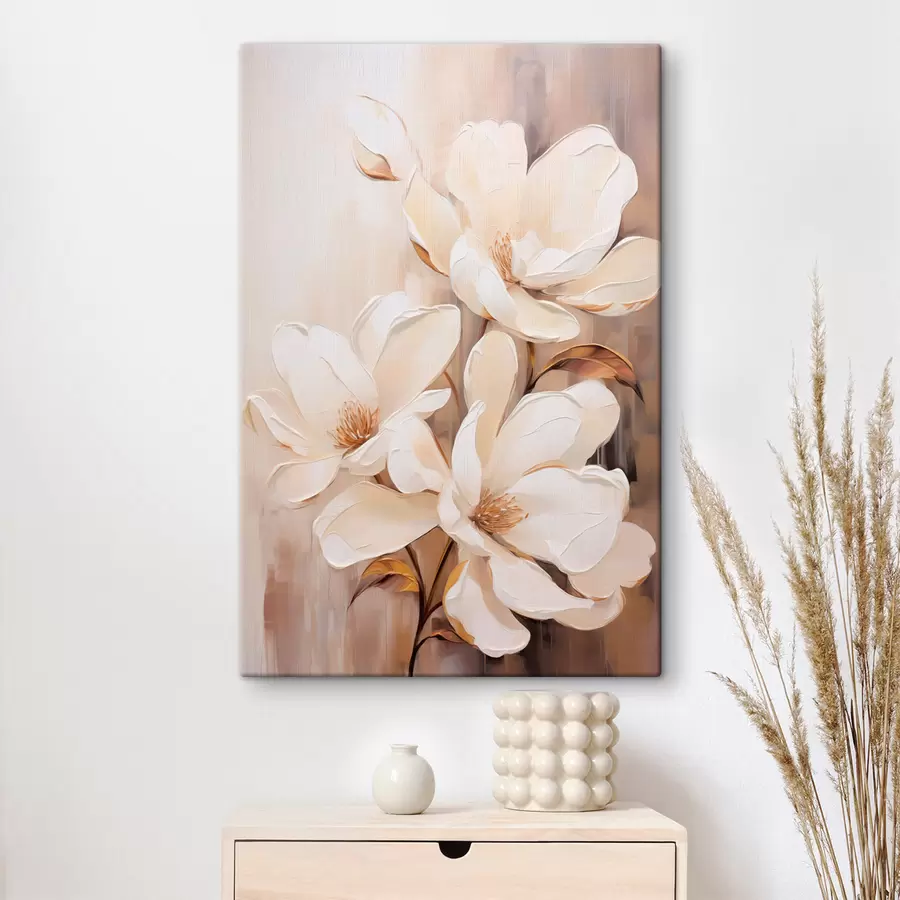 Wandbilder Weiße Magnolienblüten vor einem weichen, verschwommenen Hintergrund aus Beige- und Brauntönen, elegante Blumenkomposition s45571