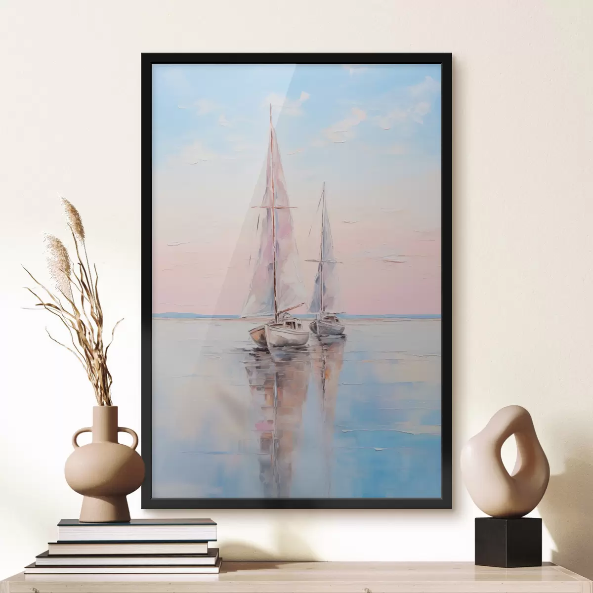 Poster Segelboote mit rosafarbenen Segeln, die auf einer ruhigen See treiben, Spiegelungen der Boote im Wasser, sanfte Pastellfarben f45558