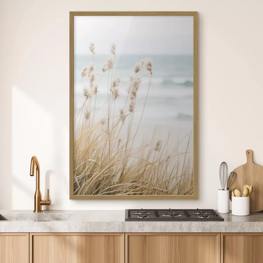 Fototapete Hohes Gras mit flauschigen Samenköpfen, Sandstrand und Meereswellen im Hintergrund, weiche und gedämpfte Farbpalette f45561