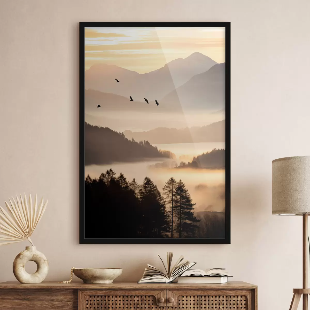 Poster Eine Berglandschaft mit einem Wald und Vögeln fliegen in den Himmel, alle in einer dicken Schicht von Nebel während des Sonnenaufgangs bedeckt f45564