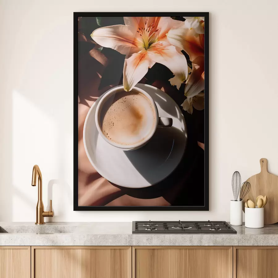 Fototapete Eine Tasse Kaffee mit Schaum auf einem weißen Teller, einige Blumen im Hintergrund, mit Sonnenlicht f45569
