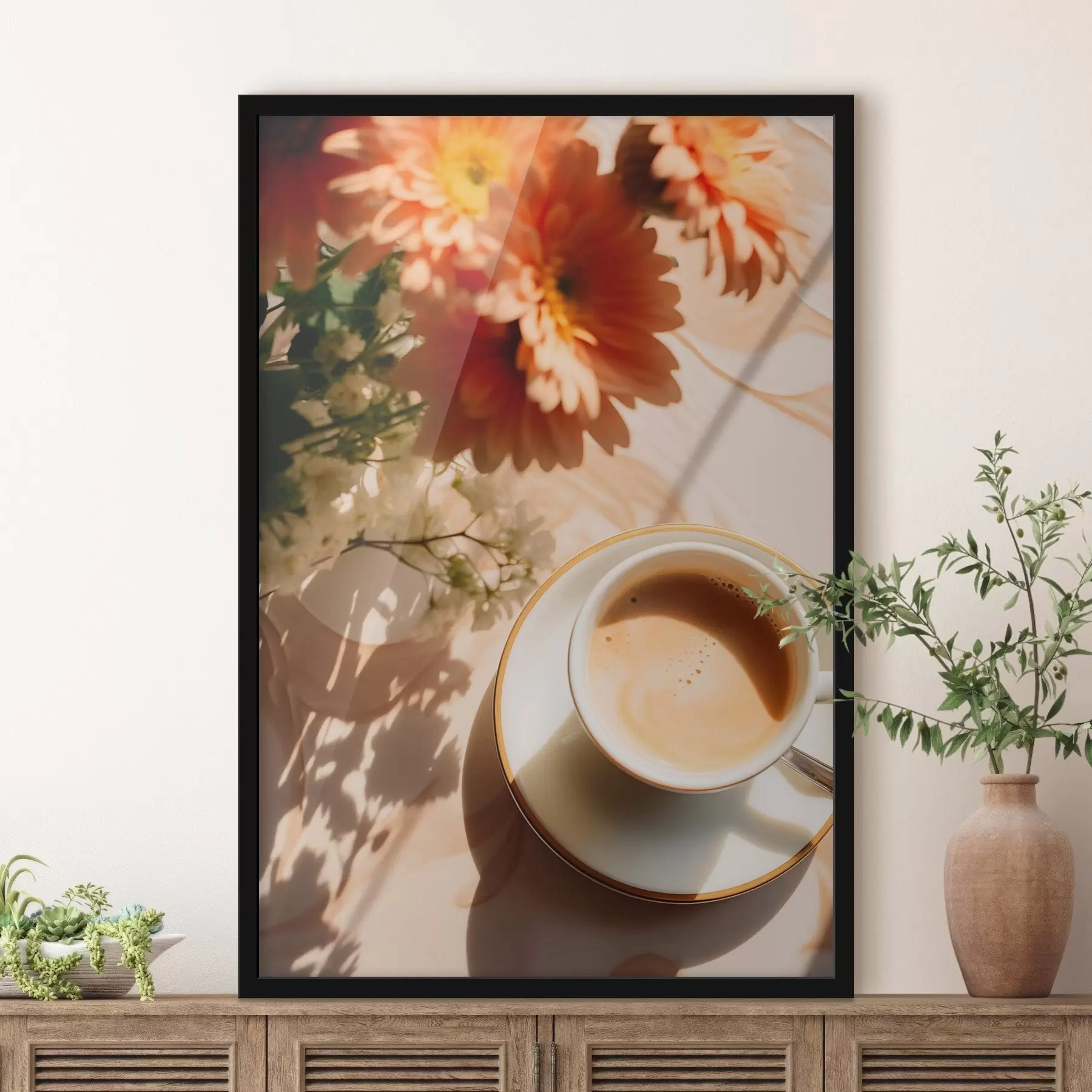 Fototapete Eine Tasse Kaffee mit Schaum auf einem weißen Teller, einige Blumen im Hintergrund, mit Sonnenlicht f45570