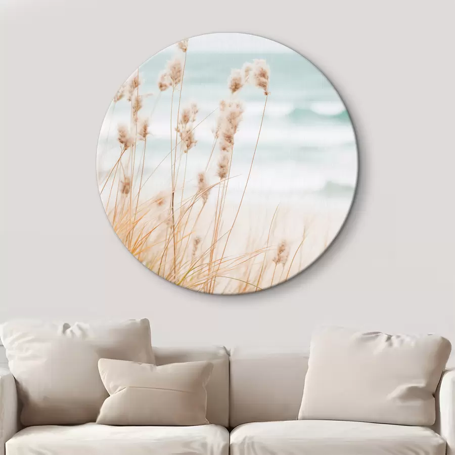 Wandbilder Hohes Gras mit flauschigen Samenköpfen, Sandstrand und Meereswellen im Hintergrund, weiche und gedämpfte Farbpalette r45561