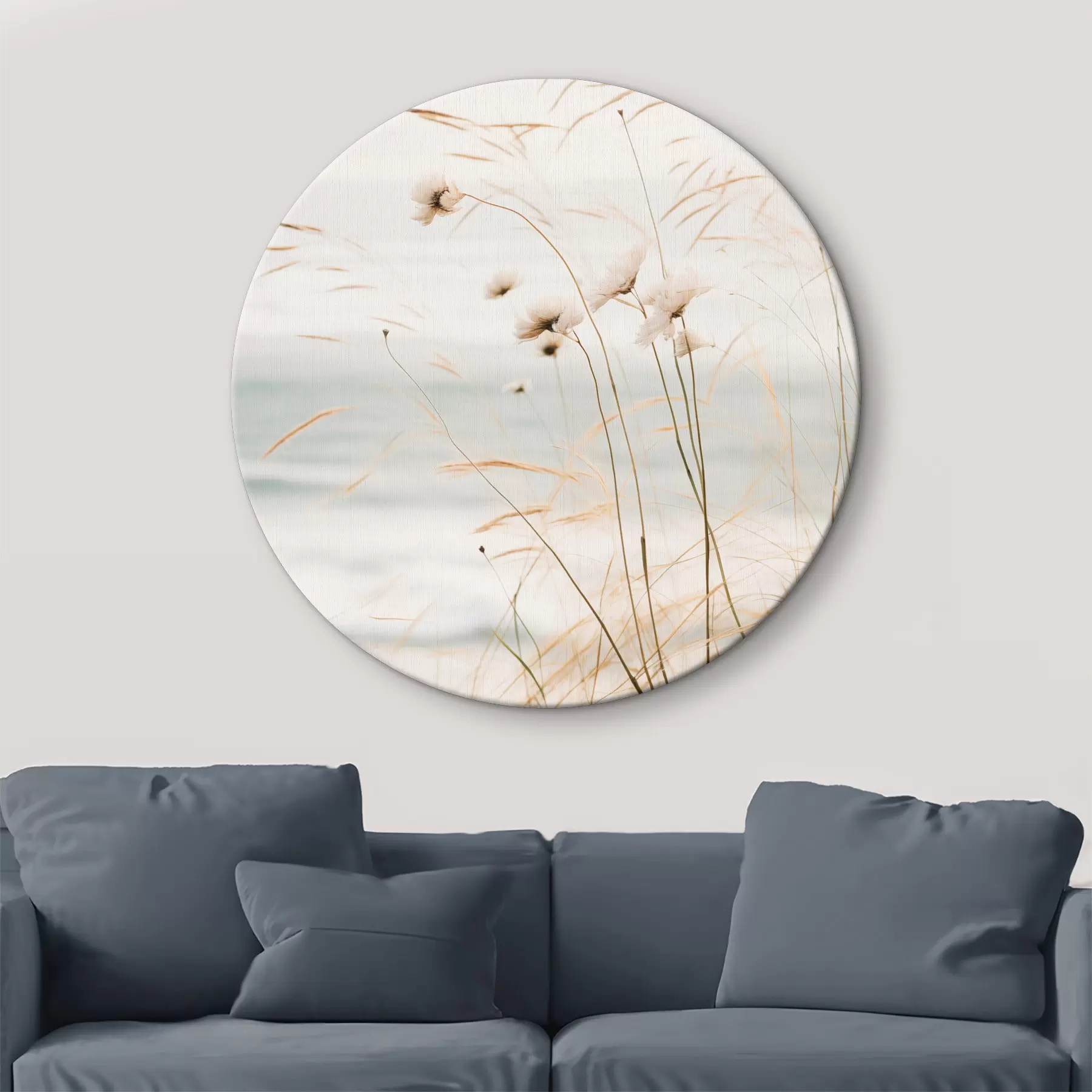 Wandbilder Etwas Baumwollgras und anderes trockenes Gras vor einem verschwommenen Meer, weiche und gedämpfte Farbpalette r45562