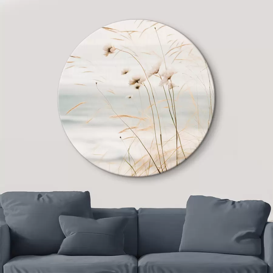 Wandbilder Etwas Baumwollgras und anderes trockenes Gras vor einem verschwommenen Meer, weiche und gedämpfte Farbpalette r45562