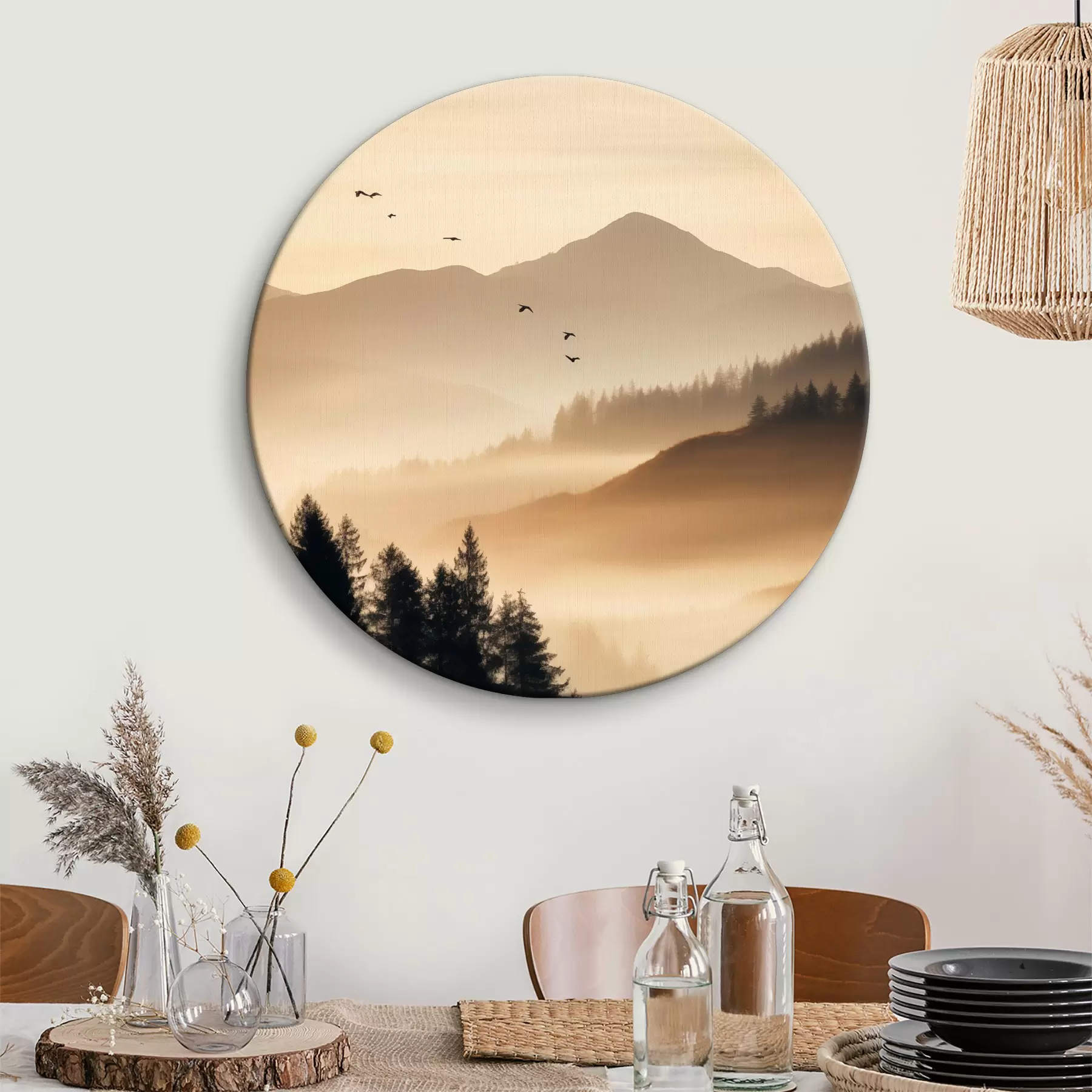 Wandbilder Eine Berglandschaft mit einem Wald und Vögeln fliegen in den Himmel, alle in einer dicken Schicht von Nebel während des Sonnenaufgangs bedeckt r45563