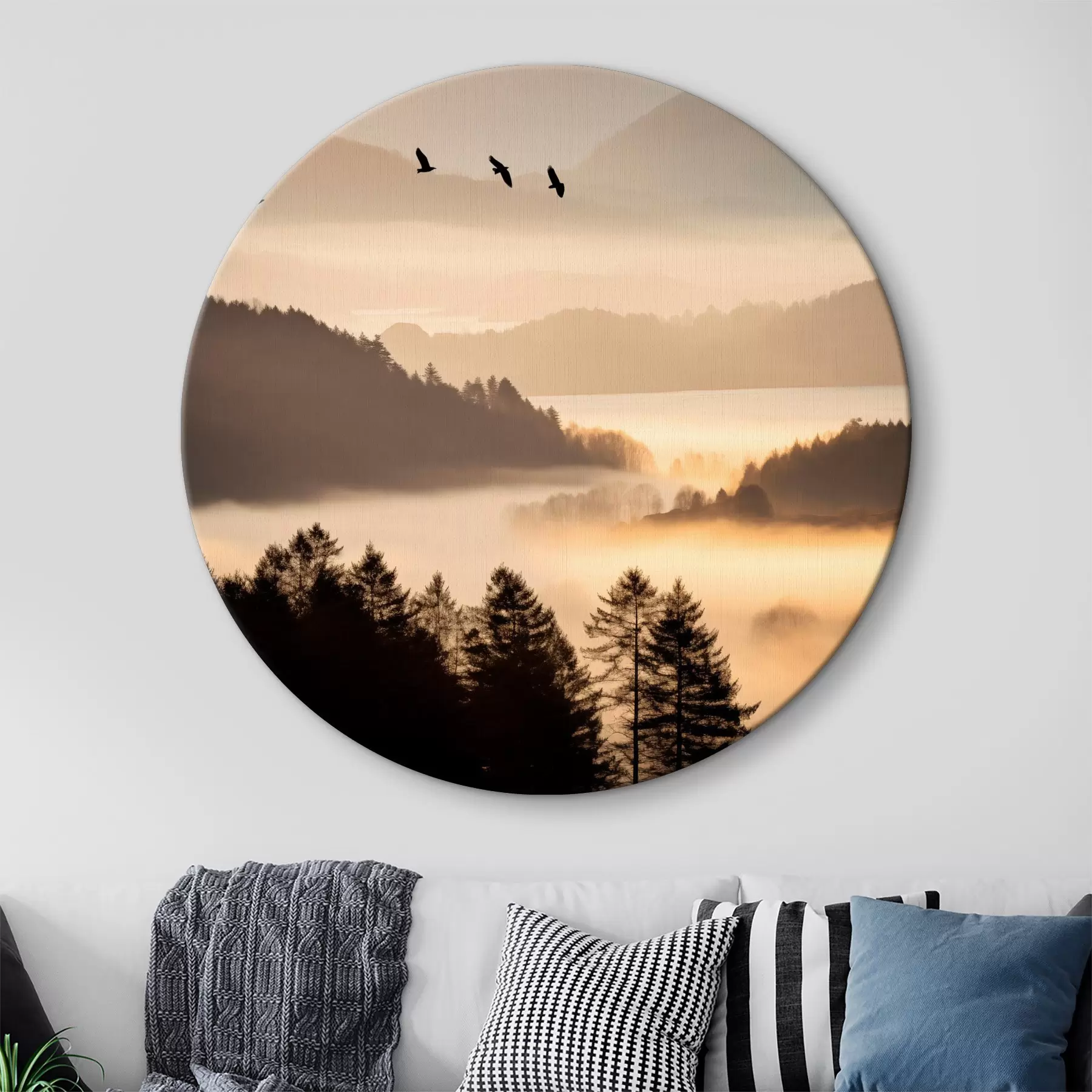 Wandbilder Eine Berglandschaft mit einem Wald und Vögeln fliegen in den Himmel, alle in einer dicken Schicht von Nebel während des Sonnenaufgangs bedeckt r45564