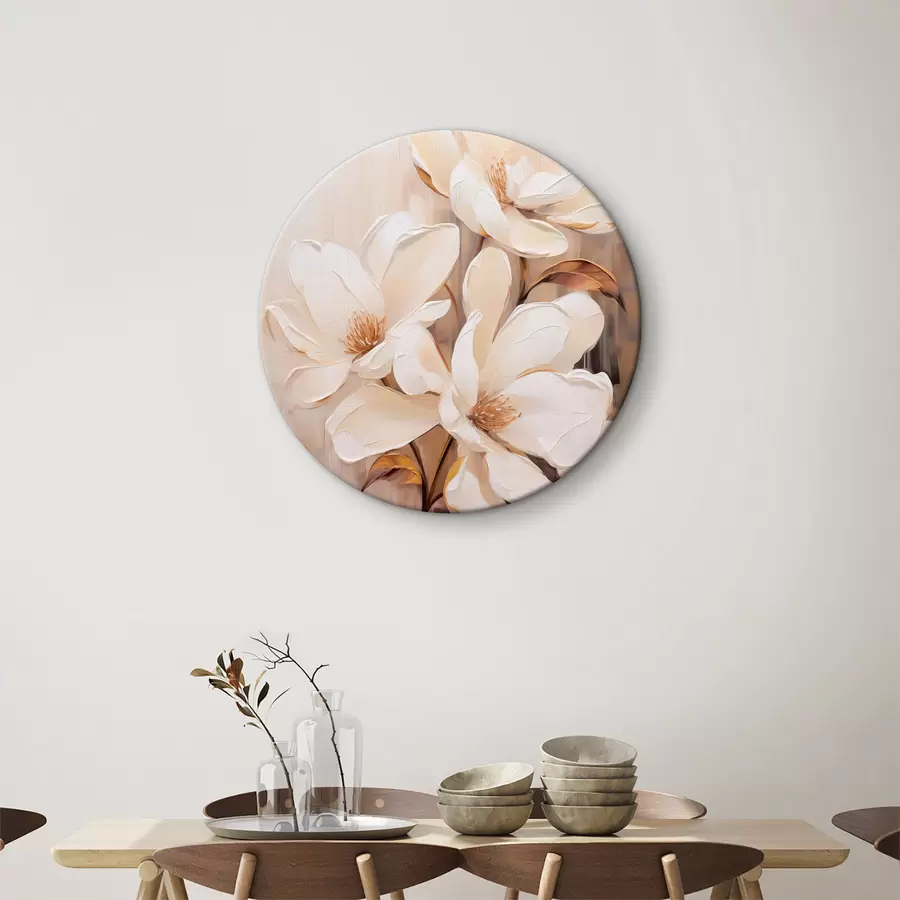 Wandbilder Weiße Magnolienblüten vor einem weichen, verschwommenen Hintergrund aus Beige- und Brauntönen, elegante Blumenkomposition r45571