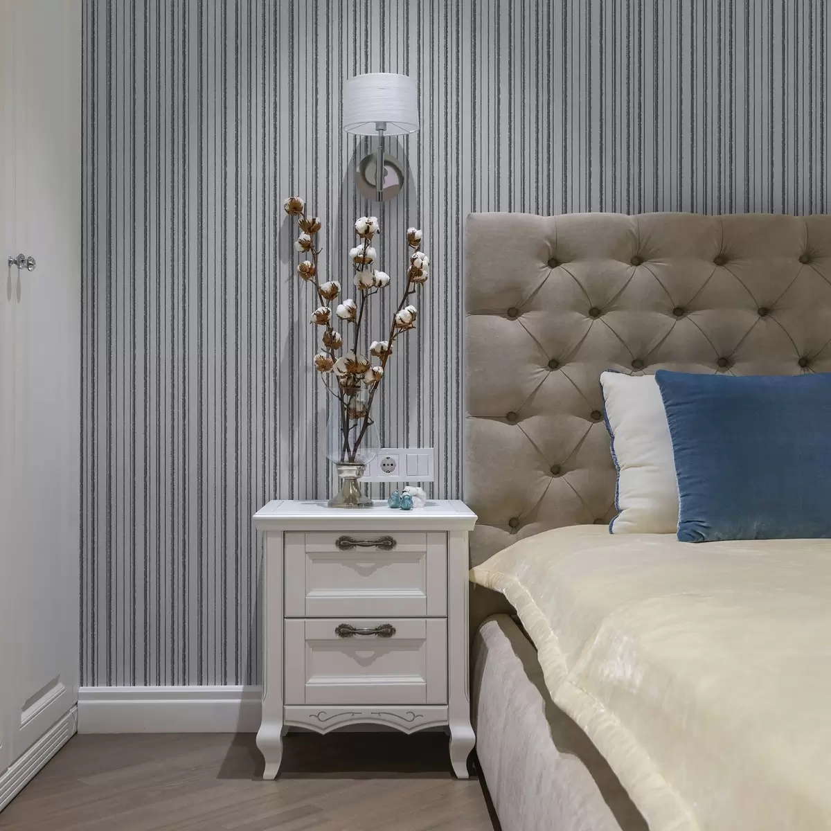 Tapete Graue vertikale Streifen auf weißem Hintergrund a00507