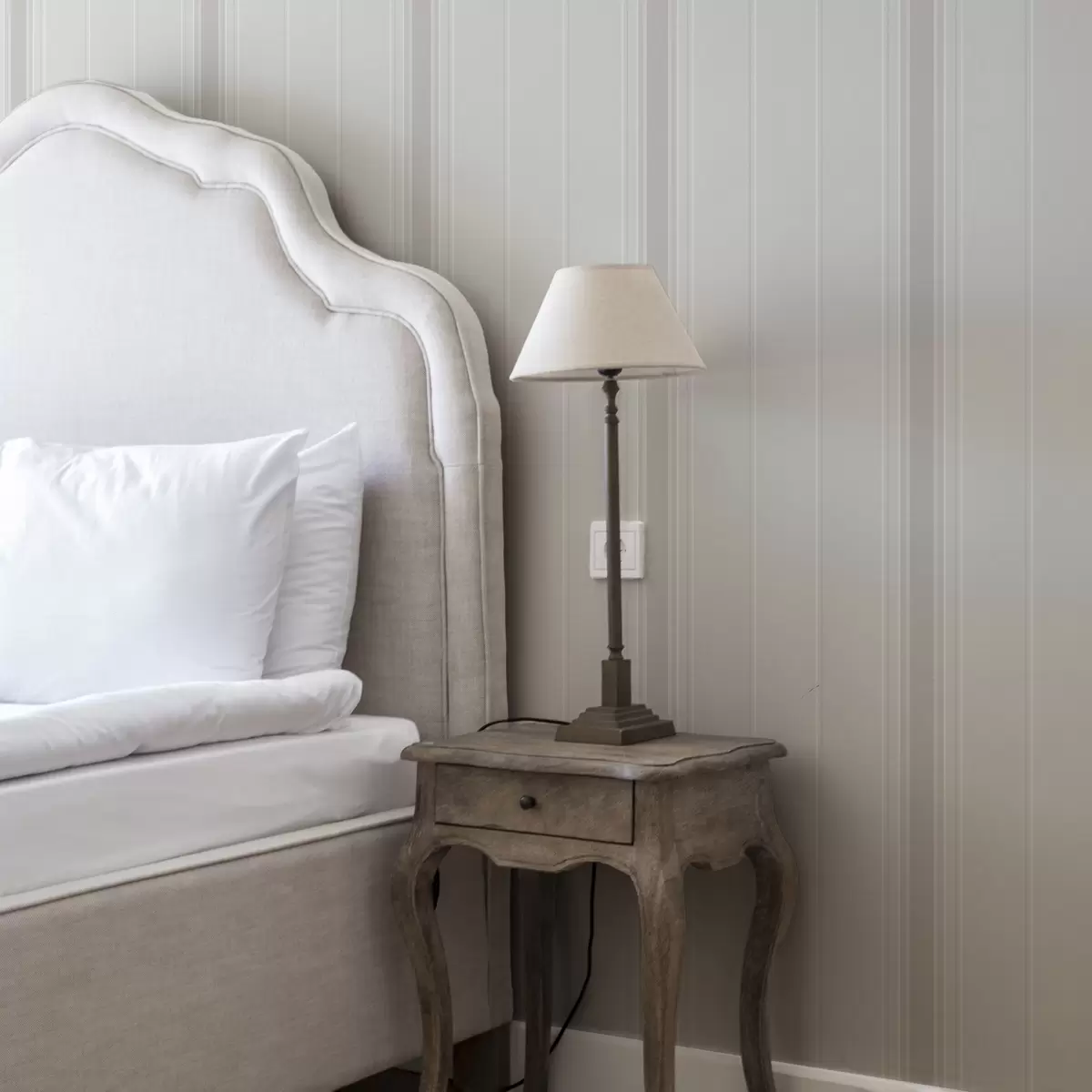 Tapete Helle beigefarbene Streifen mit breiten Akzenten a00518