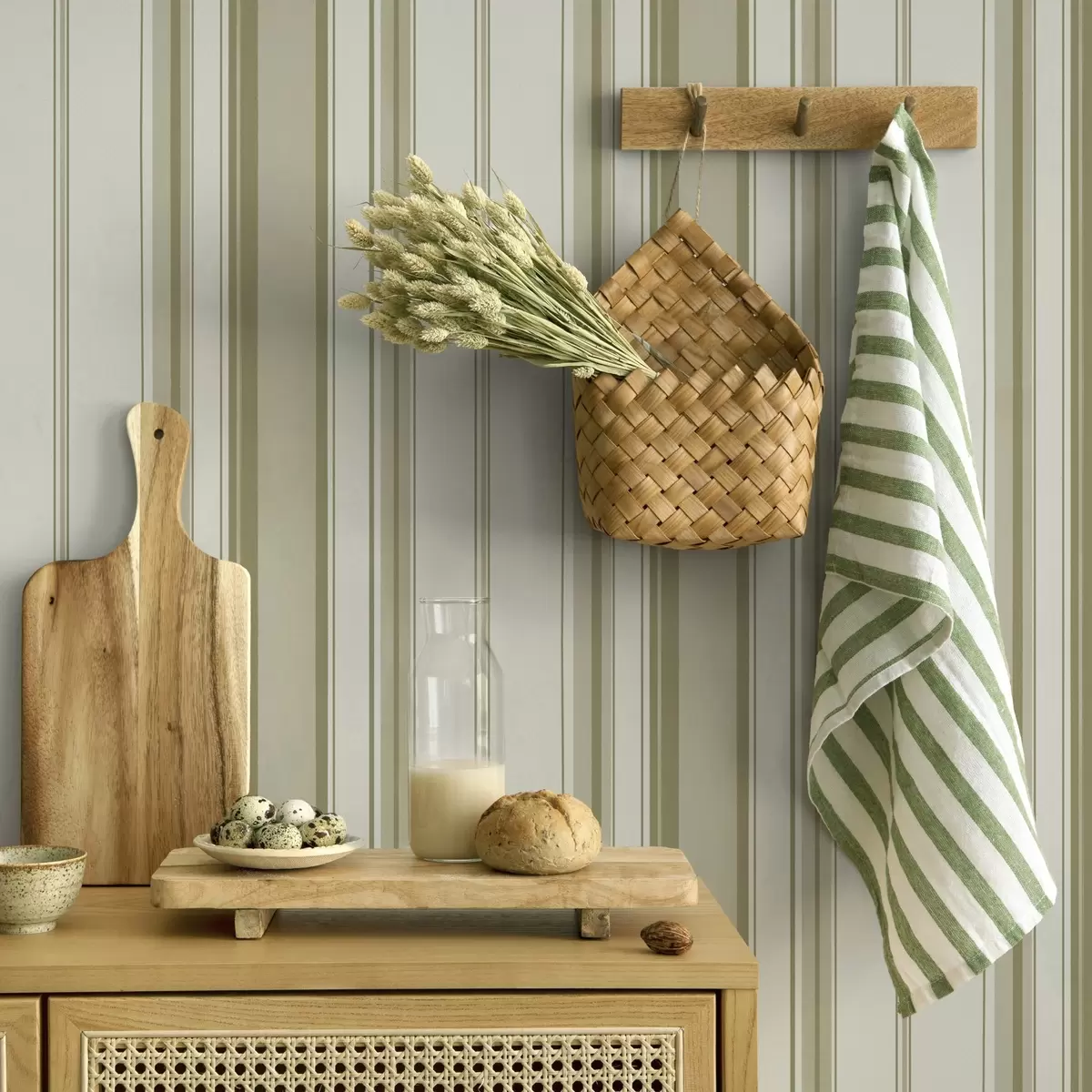 Tapete Cremefarbener Hintergrund mit grau-beigen Streifen unterschiedlicher Breite a00521