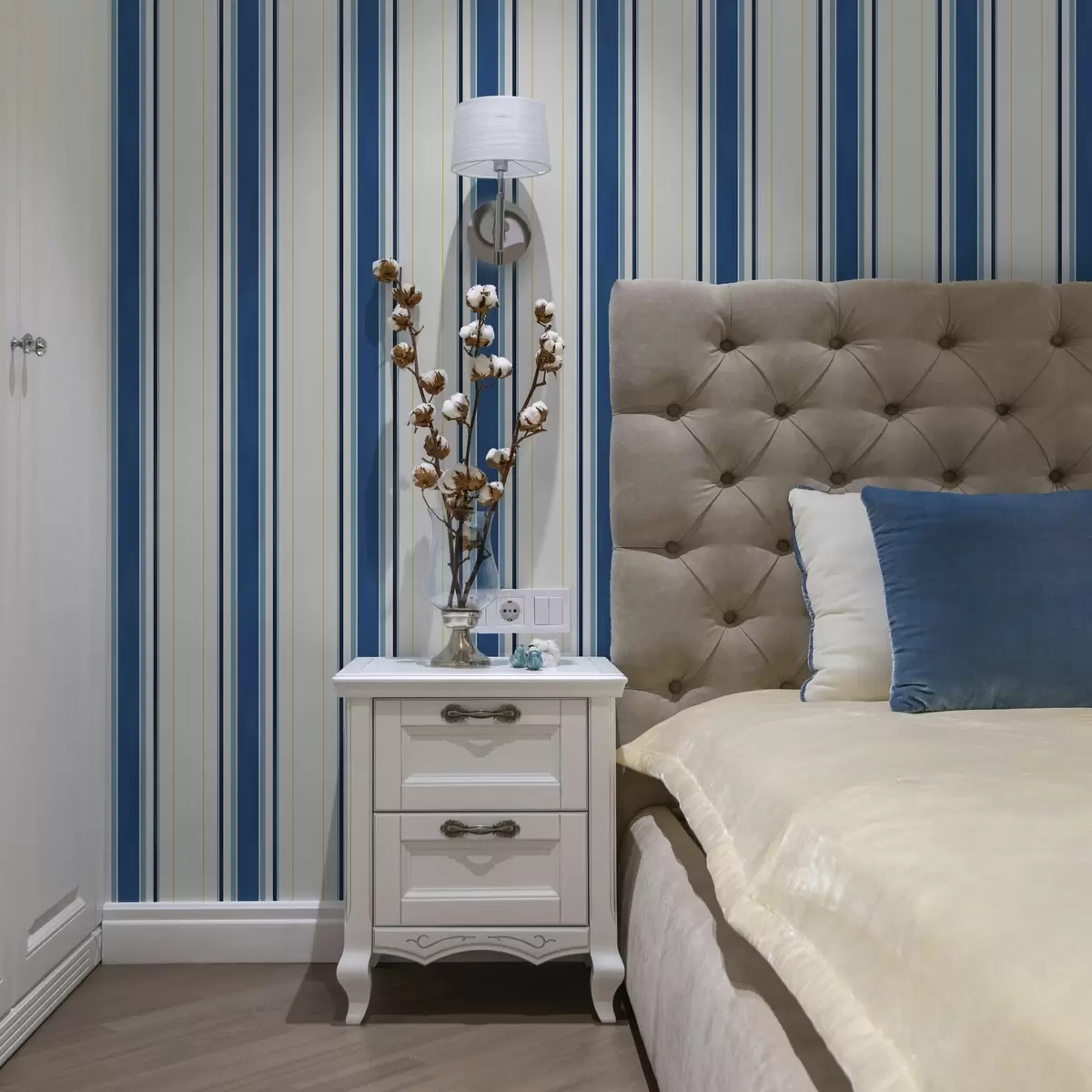 Tapete Breite blaue Streifen mit dünnen gelben Linien a00522